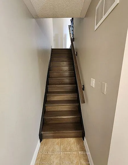 950 Burgess Gdns — Photo 18
