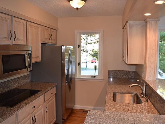 New kitchen w/ granite & Stainless Steel appliances