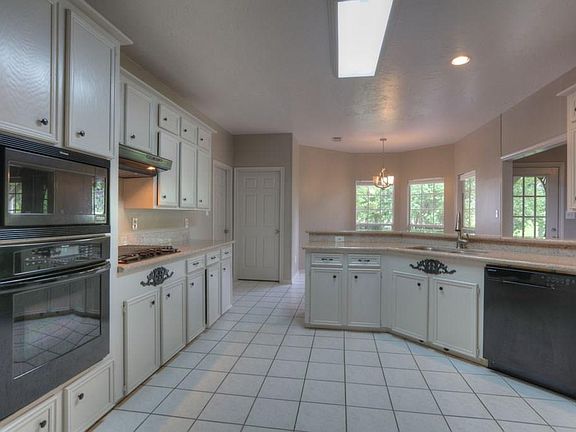5th image of 122 April Waters Dr W