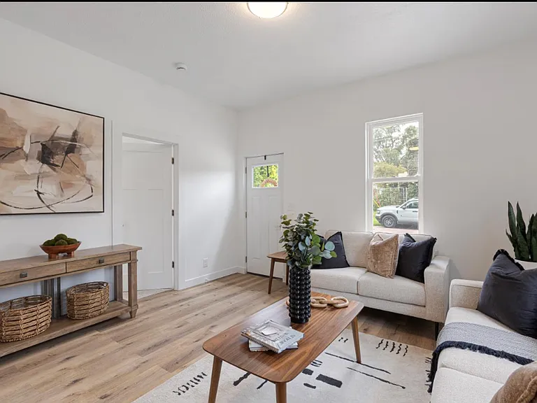 104 E Florence St — Photo 4