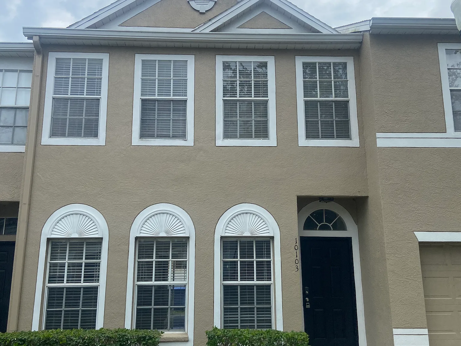 3 bed, 2.5 bath, 1232 sqft, $2,300 — Photo 1