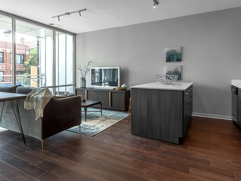 Luxe on Chicago — Photo 8