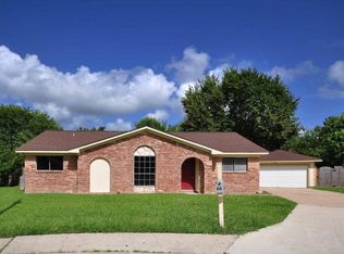 66 Oleander Ct, Lake Jackson, TX 77566