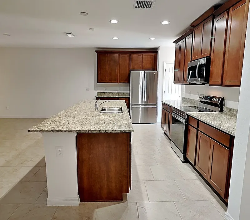 4 bed, 2.5 bath, 2032 sqft, $2,300 — Photo 4