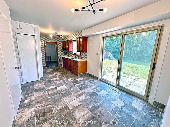 2nd image of 571 Minette Cir