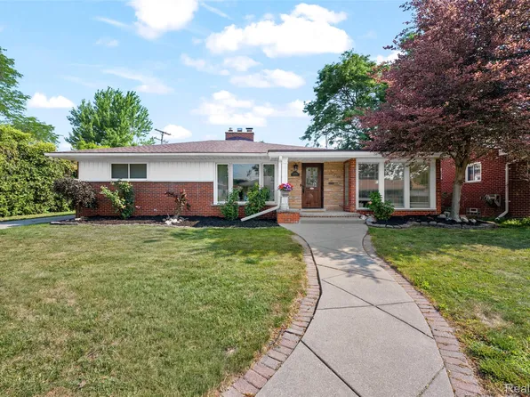 23201 Norcrest Dr, Saint Clair Shores, MI 48080