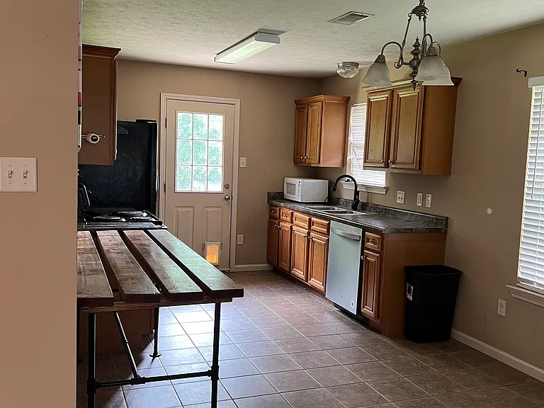 1660 Arden Ln — Photo 8