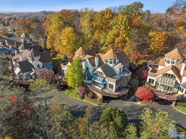 14 Kips Rdg, Verona, NJ 07044