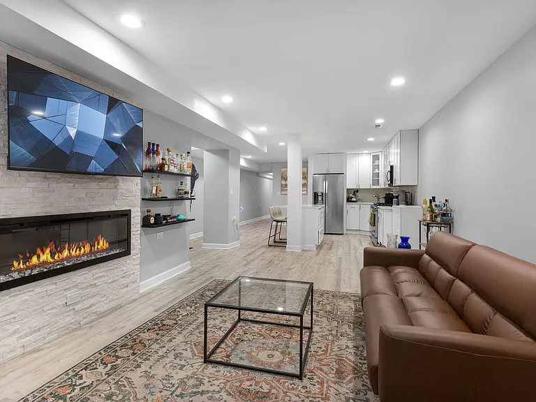 1135 W Farwell Ave — Photo 2