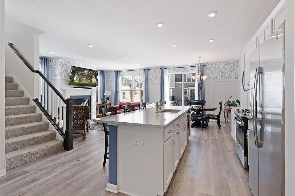 3 bed, 2336 sqft, $3,200 — Photo 1