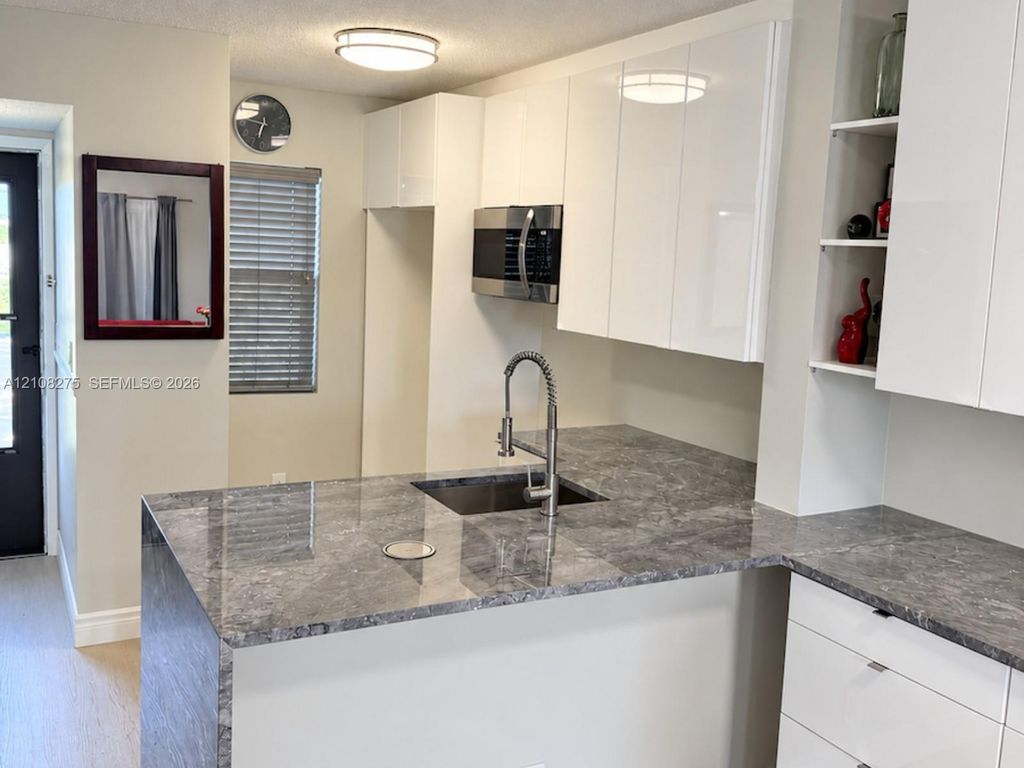 2226 N Cypress Bend Dr APT 409, photo 7