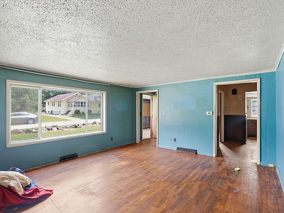 5th image of 212 Woodland Ave