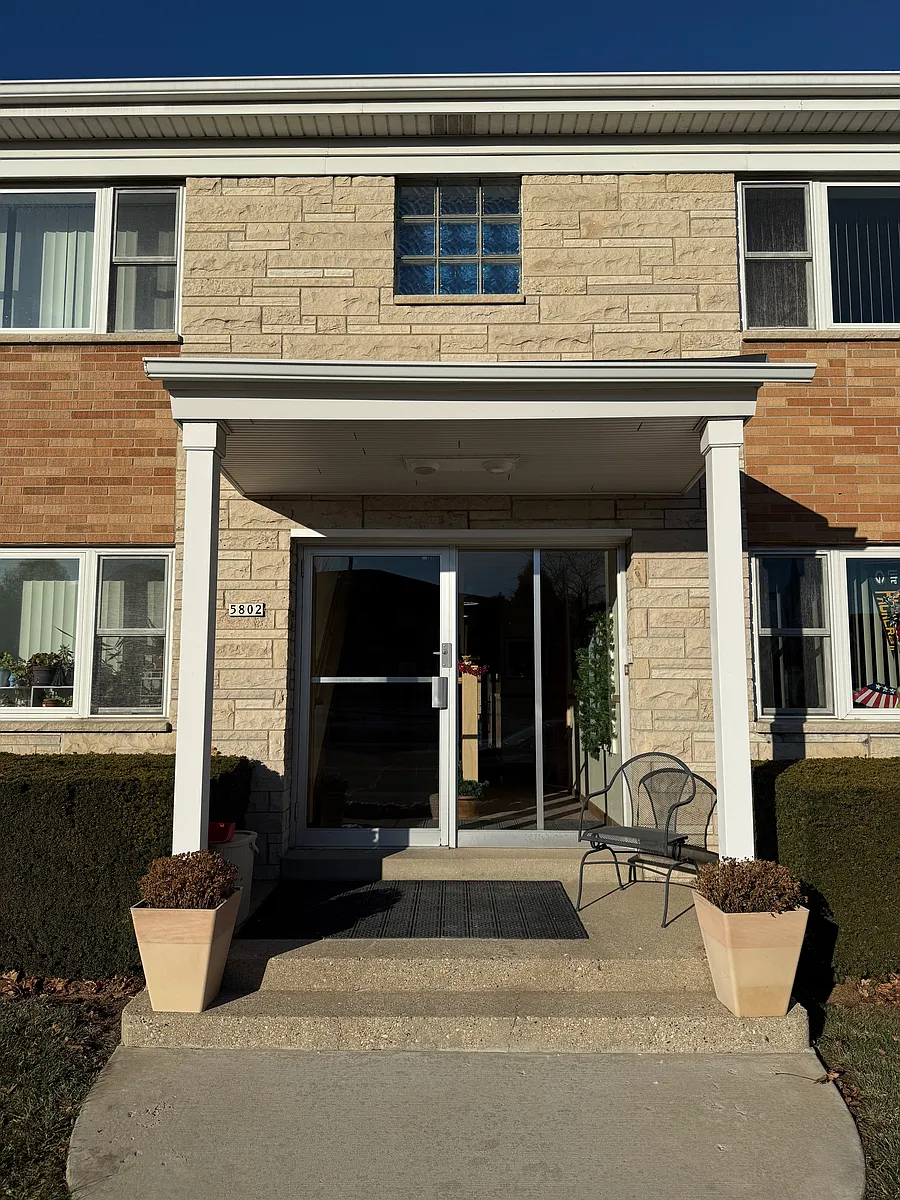 Building Photo - 5802 W Lincoln Ave #5