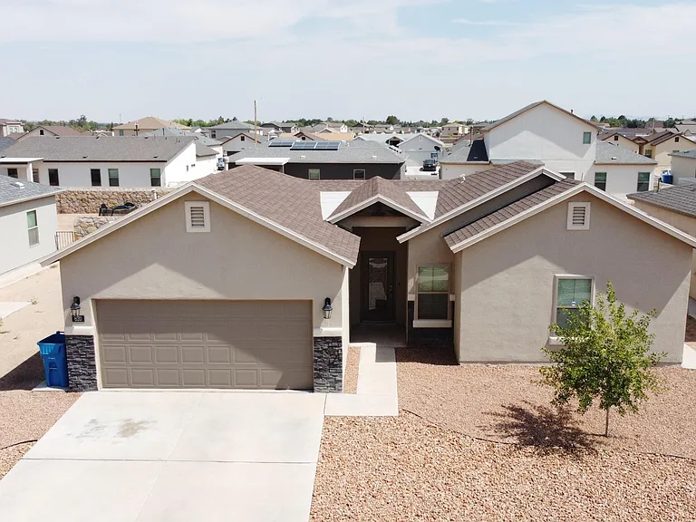 620 Adrian Arellano St W — Photo 1