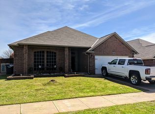 936 Oak Creek Dr, Moore, OK 73160