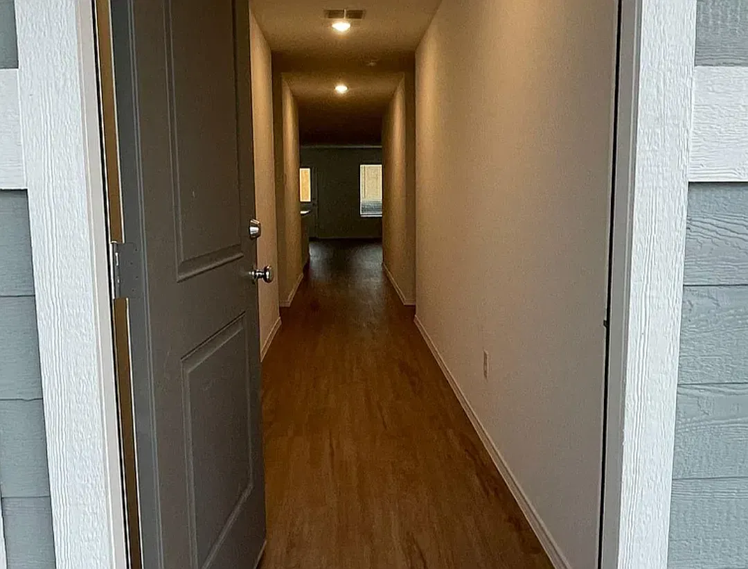 1136 Ashwood Dr — Photo 2