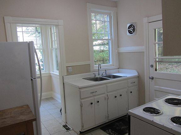 4th image of 820 W 29th St