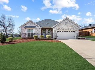 808 E 6th St, Bonham, TX 75418