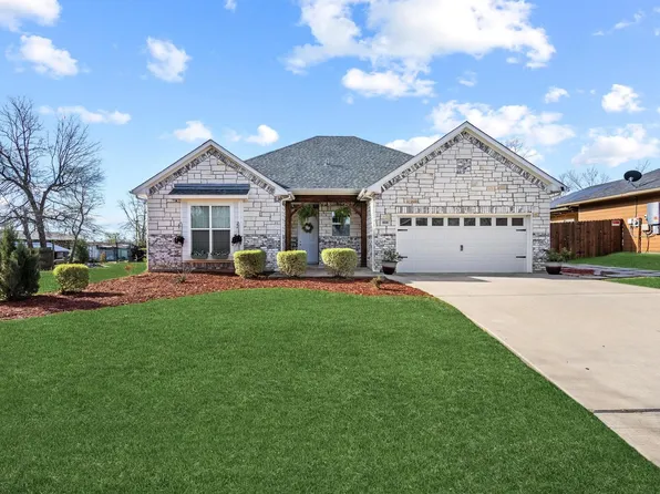 808 E 6th St, Bonham, TX 75418