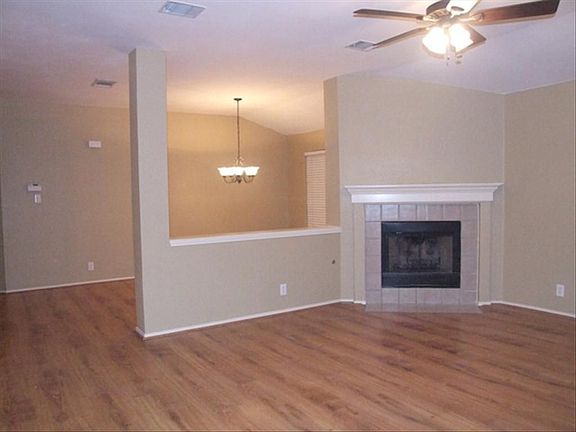 3rd image of 1605 Courtney Ln