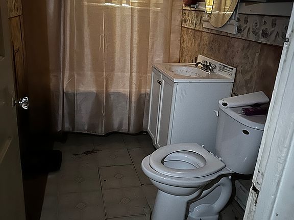 4th image of 347 W 59th Pl