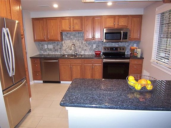 Wow kitchen makeover!  Quality oak cabinetry, new granite countertops, all new stainless appliances.  Pretty new porcelain tile 