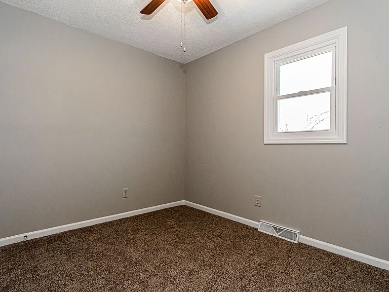 1369 Parkside Dr — Photo 11
