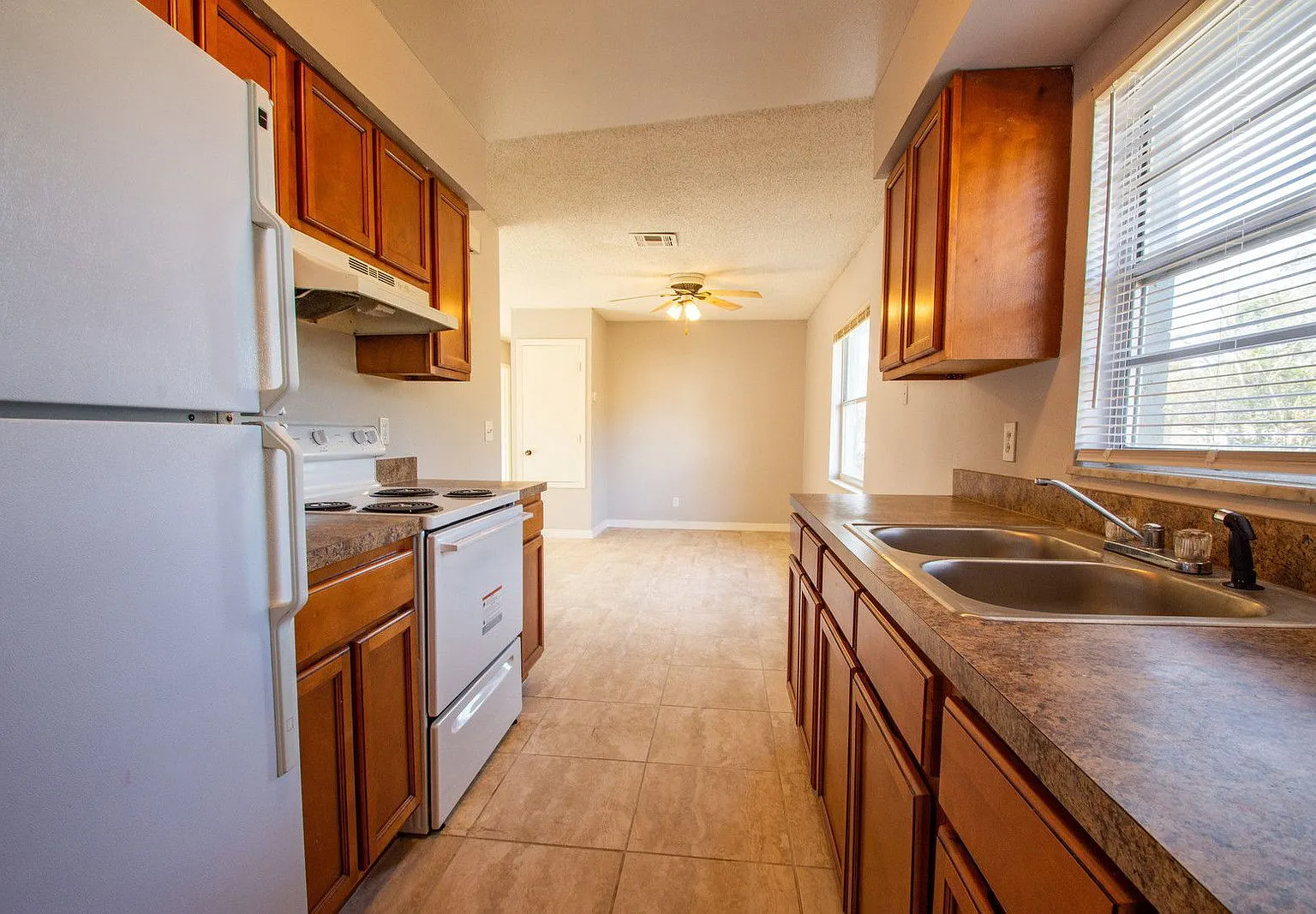 3 bed, 1.5 bath, 1000 sqft, $1,725 — Photo 4