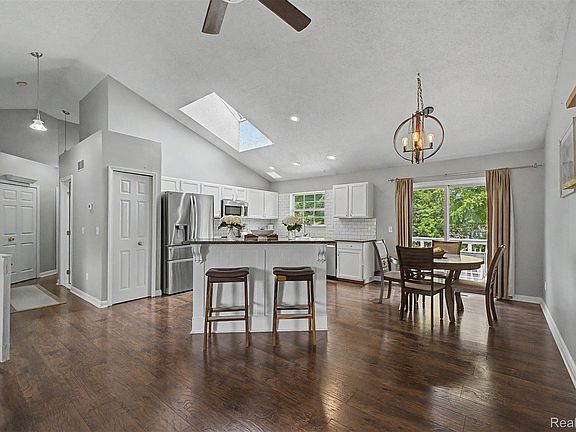 4th image of 6400 Lake Meadow Dr