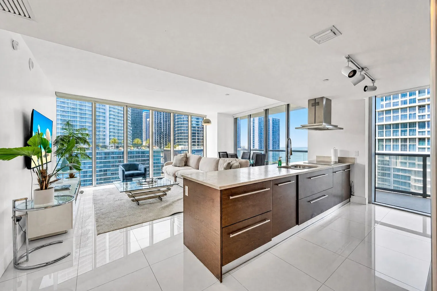 2 bed, 2.0 bath, 1377 sqft, $4,484 — Photo 2