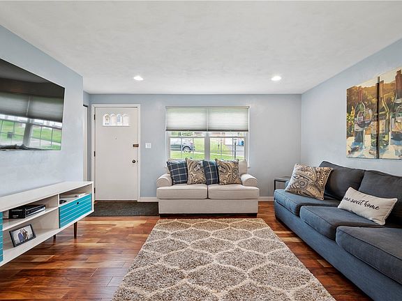 5th image of 220 Bonita Dr