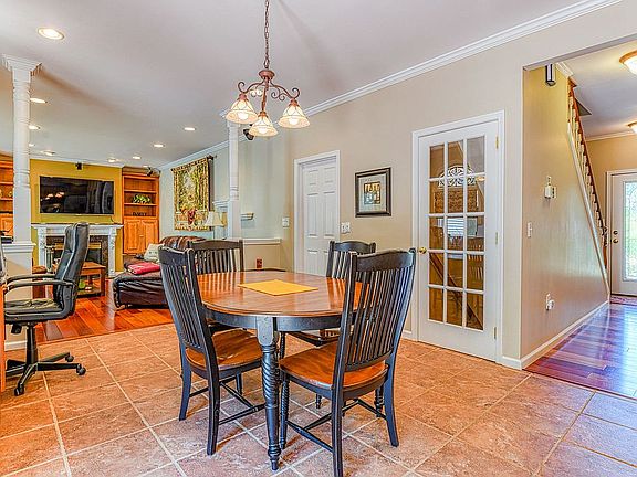 5th image of 26 Hyde Park Dr