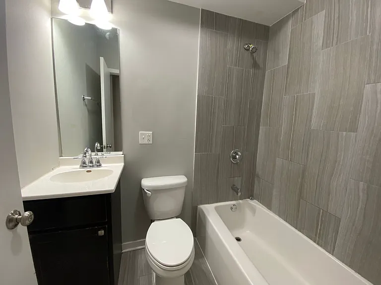 2452 W Albion Ave — Photo 12