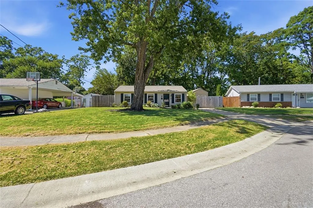 3 bed, 1.0 bath, 925 sqft, $2,025 — Photo 2