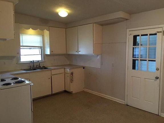 3rd image of 1006 Woodlawn Dr