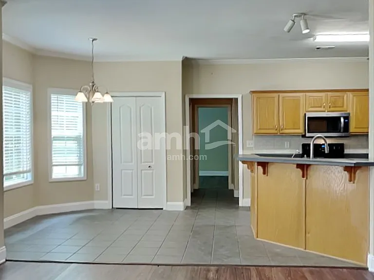 712 Gatwick Ct — Photo 5