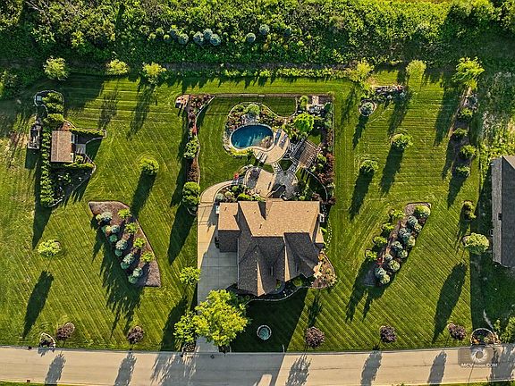 5th image of 25536 Charlevoix Dr