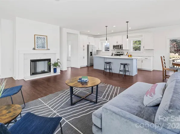 15 Henrys Way, Hendersonville, NC 28792