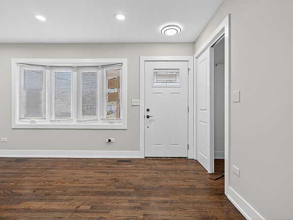 4th image of 15502 Elm St