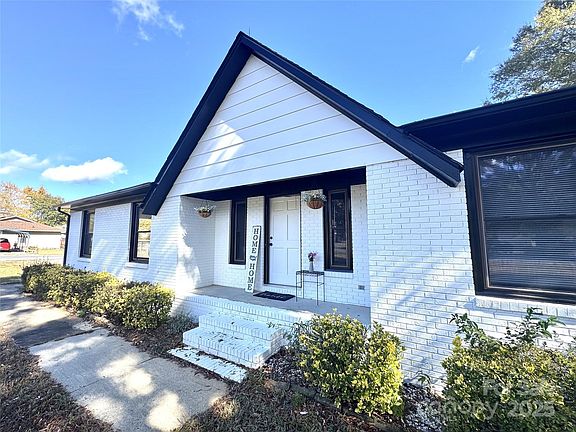 2nd image of 425 Acorn Oaks Dr