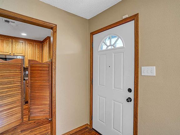 5th image of 1606 NW Great Plains Blvd