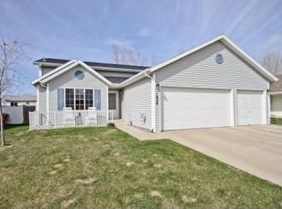 1824 Huntington Ln, West Fargo, ND 58078