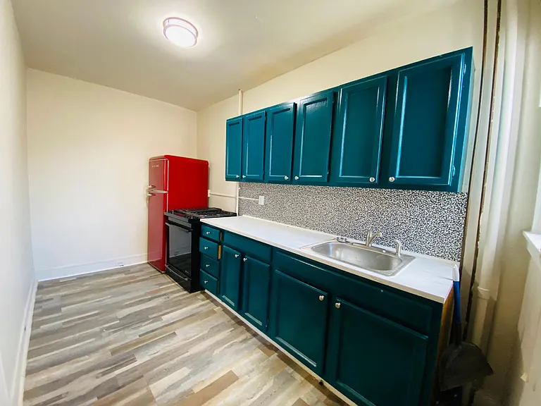 826 E 33rd St #1 — Photo 9