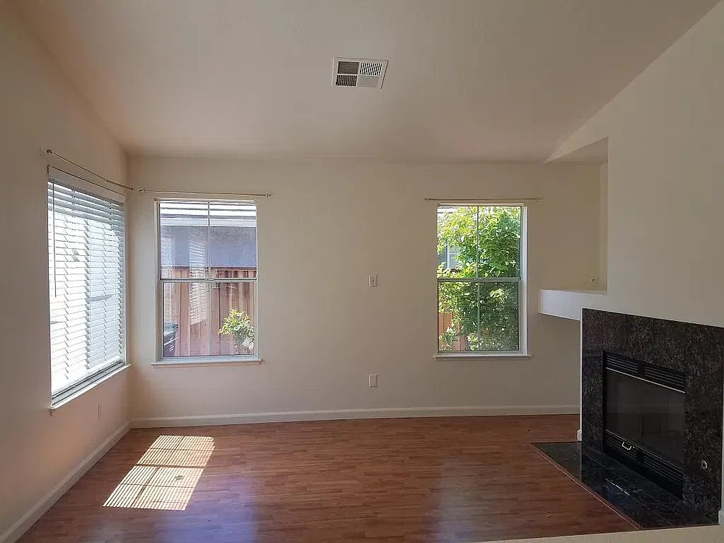 3 bed, 1900 sqft, $4,500 — Photo 2