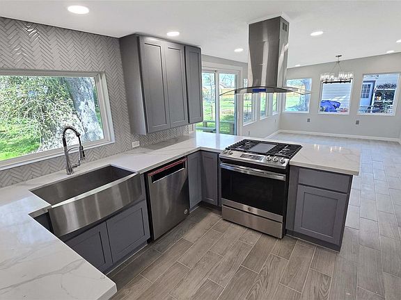 2nd image of 121 Wisteria St