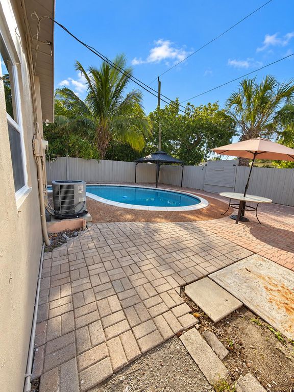 1500 NE 42ND Court, photo 6
