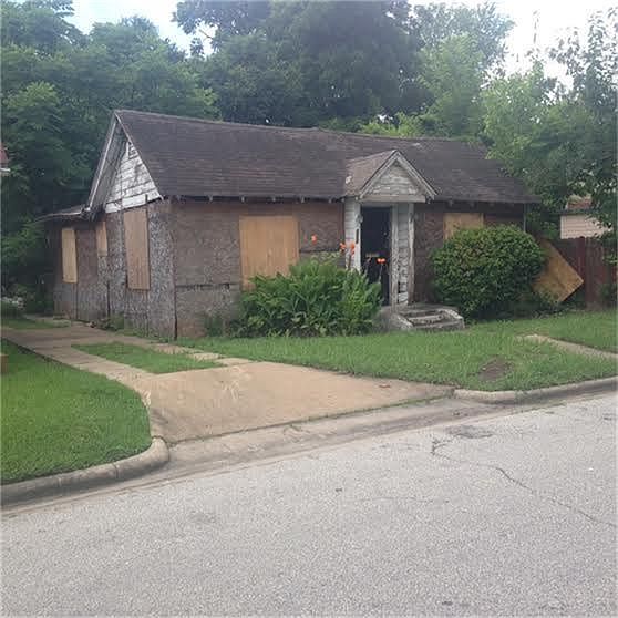 1st image of 920 E 32nd 1/2 St