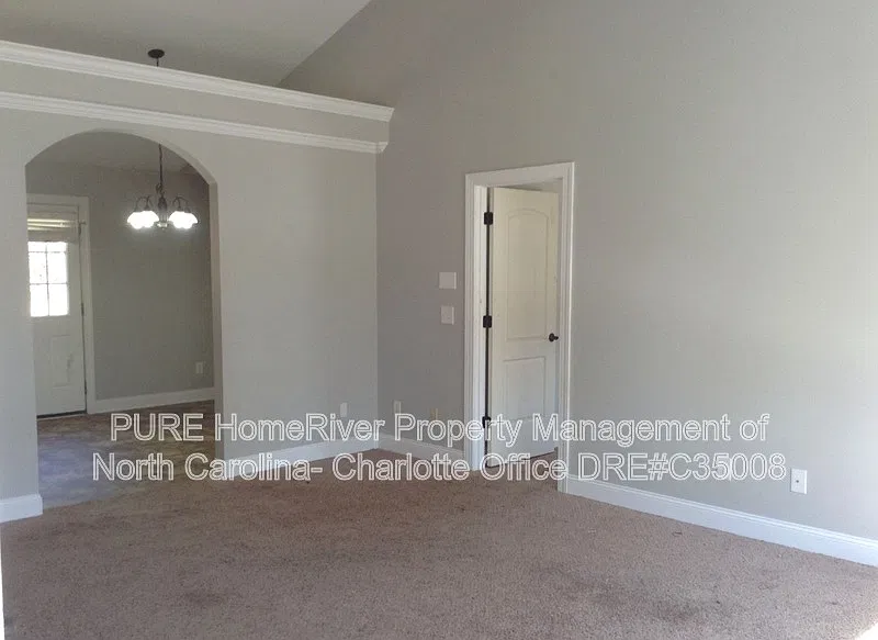 3 bed, 2.0 bath, 1096 sqft, $1,525 — Photo 3