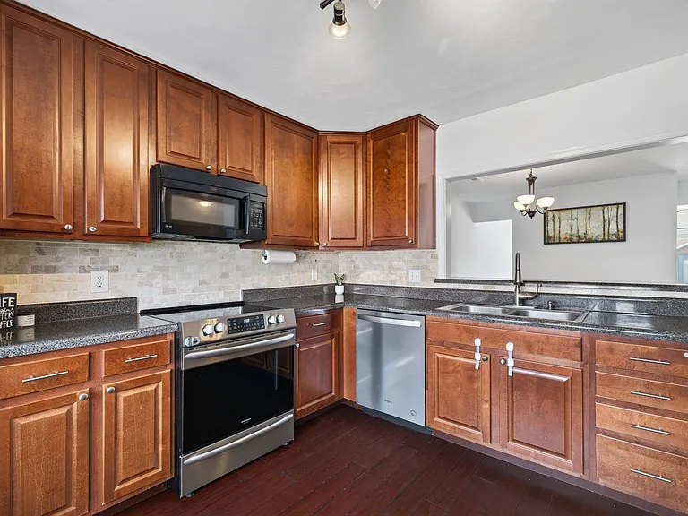 750 Glenshire Dr — Photo 2