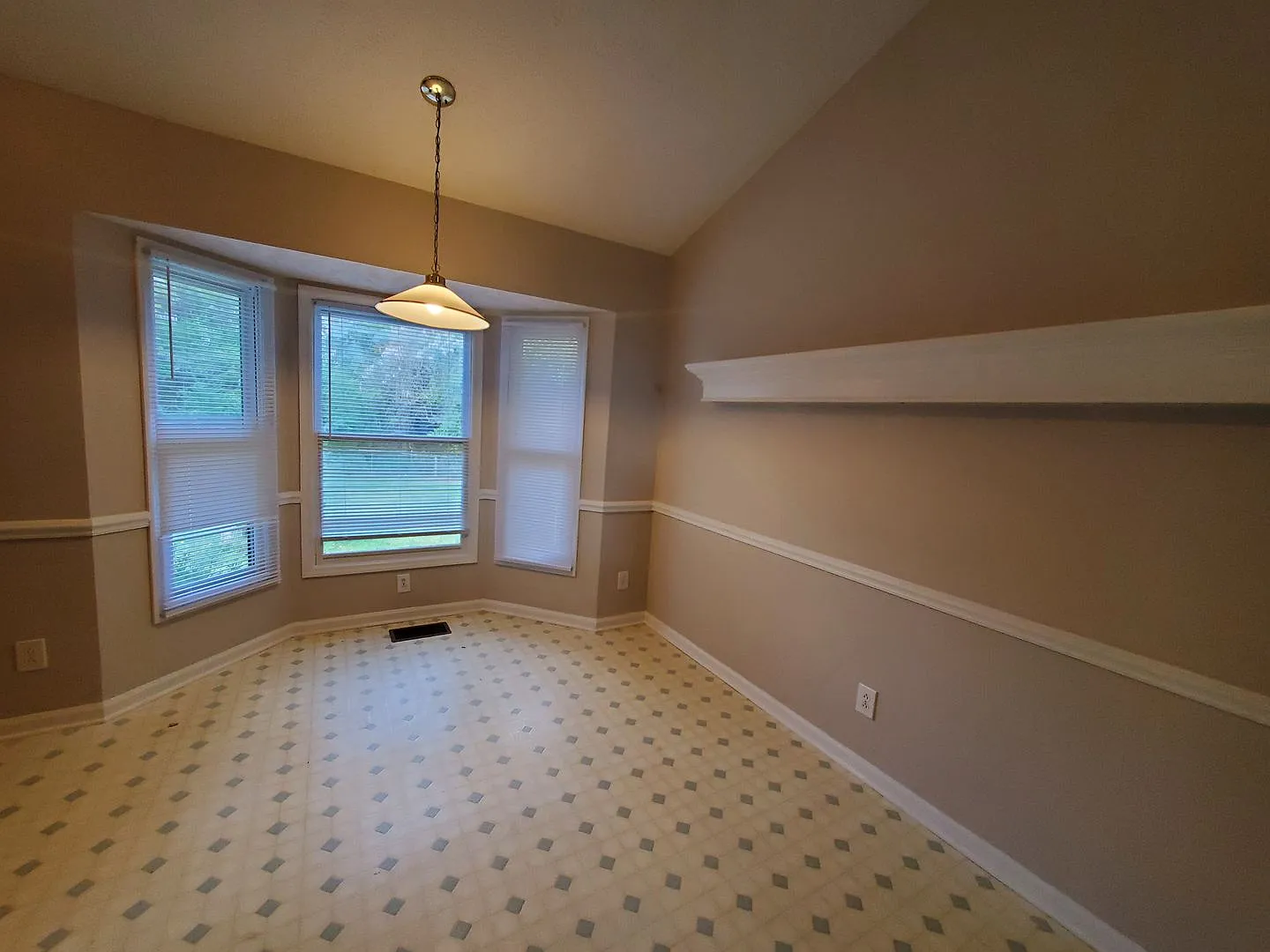 700 Megan ~ Brookrun — Photo 4